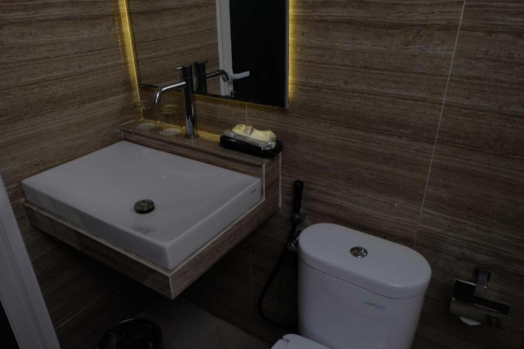 D'Season Premiere Hotel Джепара Екстериор снимка